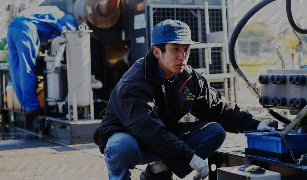 ウォータージェット機器を触っている男性