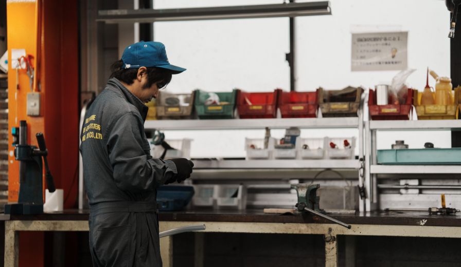 工場で作業する男性