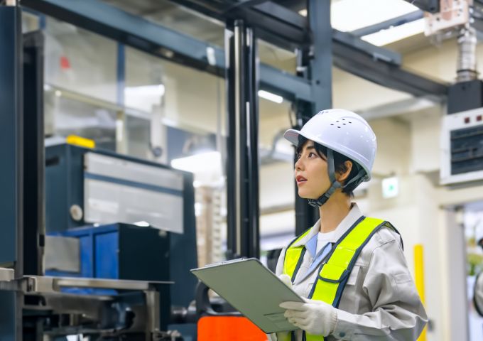 ヘルメットを着用した女性